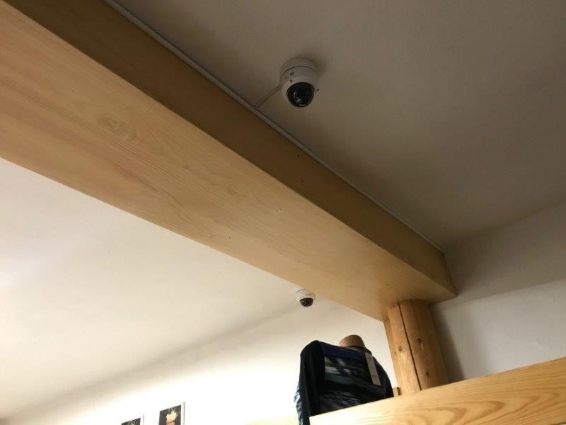 Kamera na stropě.